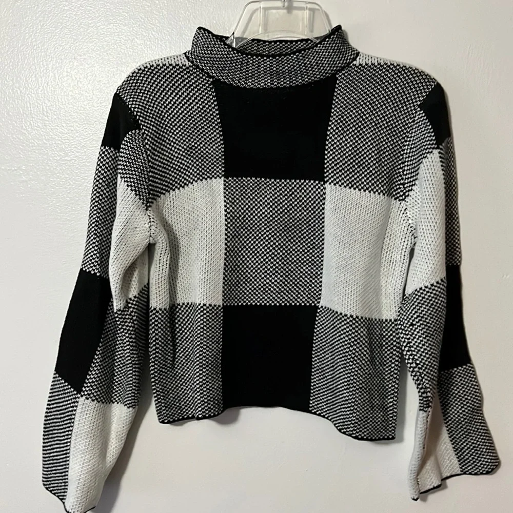 3/$20 Black & White Box Pattern Long Sleeve Crop Sweater - Picture 1 of 5